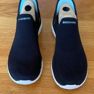 Skechers women’s slip -ins black casual shoes. White soles. Size 8